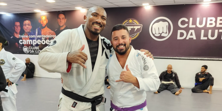 Pedro Alex, o Bombom, e o deputado Yuri Moura fizeram um treino no CT Clube da Luta (Foto: Marcos Castro)