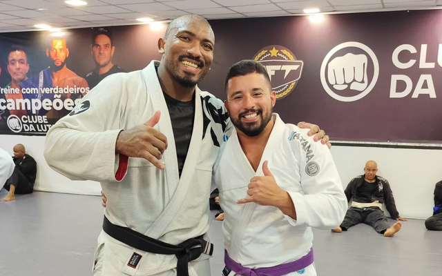 Pedro Alex, o Bombom, e o deputado Yuri Moura fizeram um treino no CT Clube da Luta (Foto: Marcos Castro)