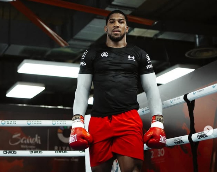 Após grave acidente na Nigéria, Anthony Joshua prestou homenagem aos dois amigos que faleceram na tragédia (Foto: Reprodução/Instagram)