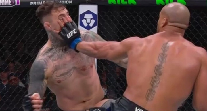 Atingido com dedadas nos olhos na luta contra Ciryl Gane, Tom Aspinall deixa claro que quer uma nova luta contra o francês (Foto: Reprodução/UFC)