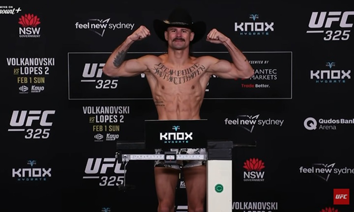 Diego Lopes bateu o peso e confirmou sua disputa de cinturão peso-pena contra Alexander Volkanovski na luta principal do UFC 325 (Foto: Reprodução/UFC)
