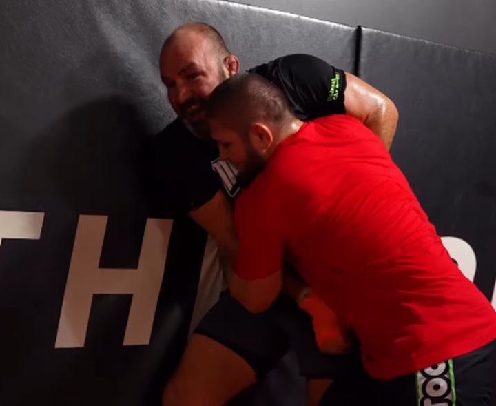 Treino entre Glover Teixeira e Khabib Nurmagomedov repercutiu bastante entre os fãs de MMA nas redes sociais (Foto: Reprodução)