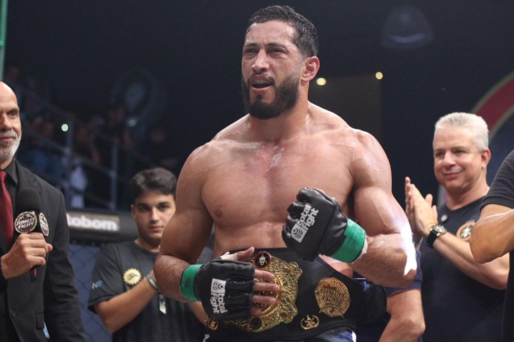 João Dantas finalizou adversário na luta principal do Jungle Fight 144 e reconquistou o cinturão peso-médio da organização (Foto: Hugo Elevaty Esportes)