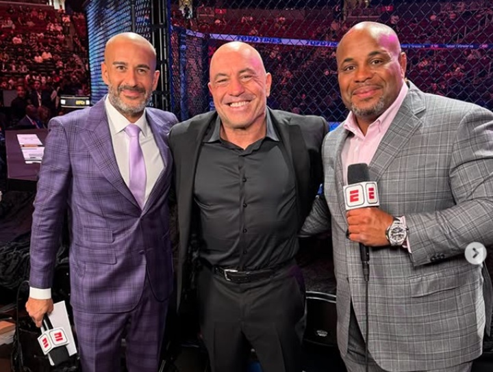 Comentarista oficial do UFC, Jon Anik (à esq) defende que a organização precisa passar por mudanças no formato dos cards a cada evento (Foto: Reprodução/Instagram)