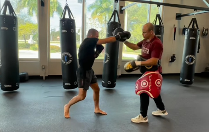 Alexandre Pantoja segue impressionando em sua recuperação após grave lesão sofrida em duelo contra Joshua Van no UFC 323 (Foto: Reprodução/Instagram)