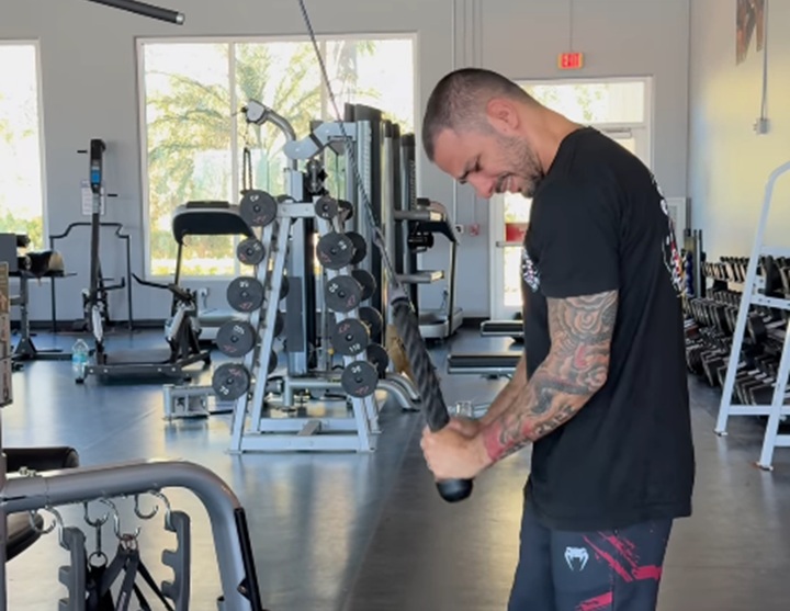 Cerca de um mês após lesão sofrida no UFC 323, Alexandre Pantoja está, aos poucos, retornando aos treinamentos (Foto: Reprodução)