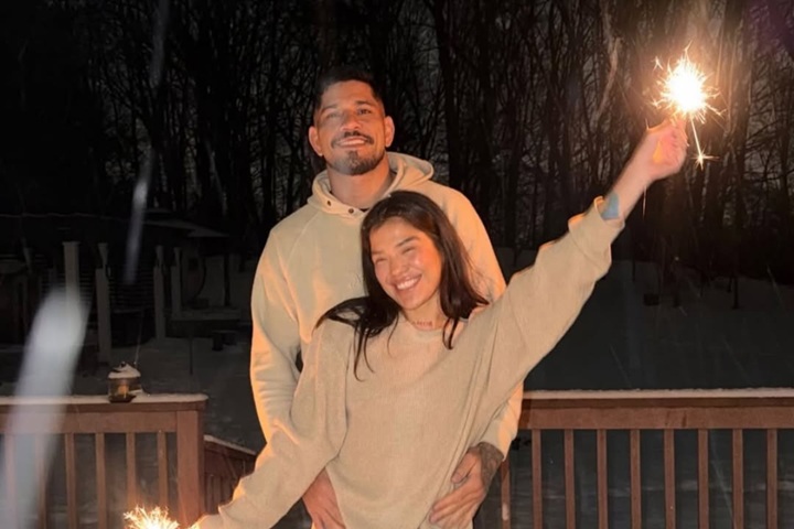 Registro de Alex Poatan com Tracy Cortez, lutadora do UFC, rapidamente repercutiu nas redes sociais no Réveillon (Foto: Reprodução/Instagram)