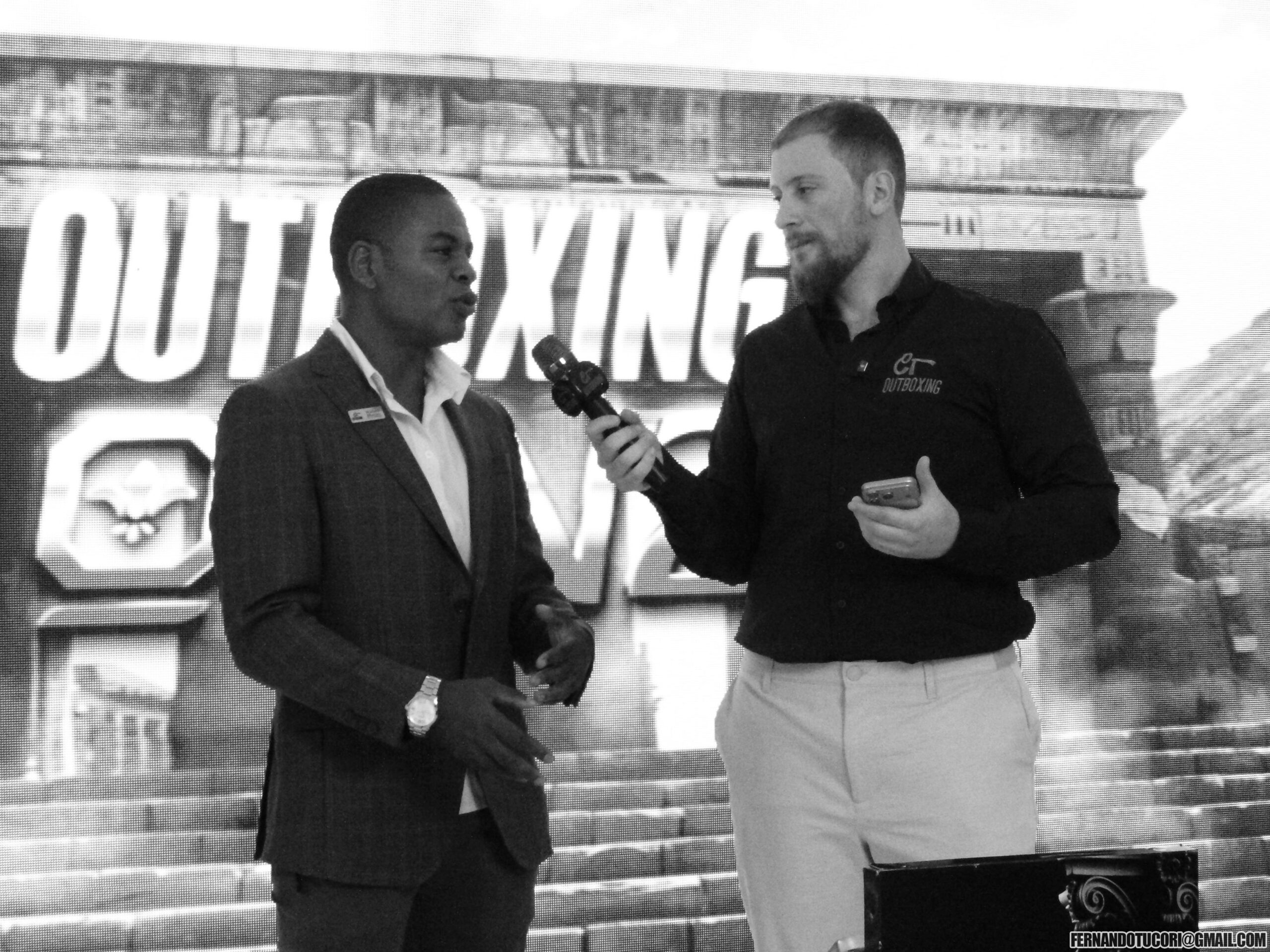 Wallace (à esquerda) celebrou sucesso pessoal e do Outboxing Fight Night (Foto: fernandotucori@gmail.com)