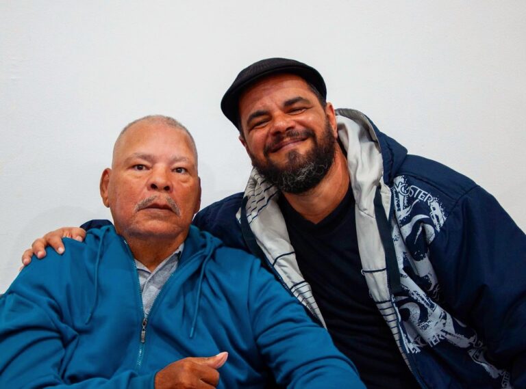 Maguila ao lado de Fernando Tucori durante entrevista para o livro (Foto: Arquivo pessoal)