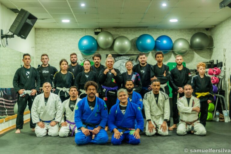 Samuel Fersilva (de azul à esquerda) está pronto para retornar ao Brasil através do Jiu-Jitsu (Foto: Reprodução)