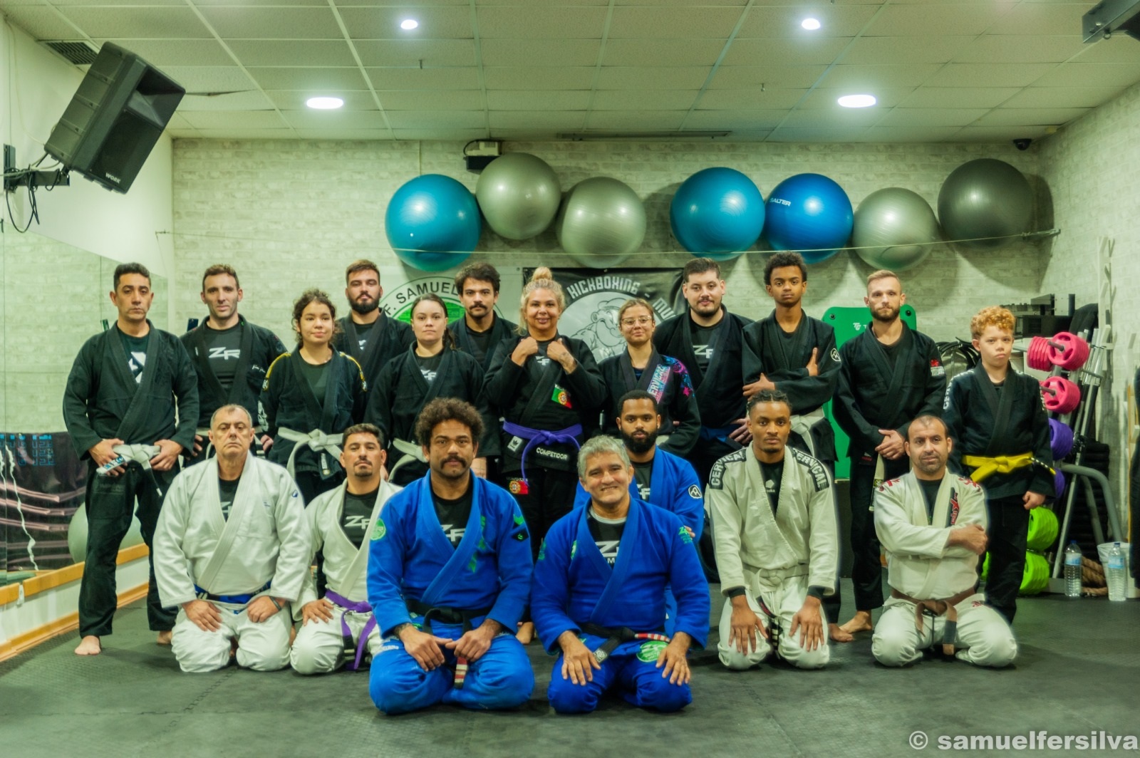 Samuel Fersilva (de azul à esquerda) está pronto para retornar ao Brasil através do Jiu-Jitsu (Foto: Reprodução)