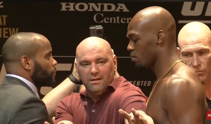 Daniel Cormier e Jon Jones se enfrentaram duas vezes e protagonizaram uma das maiores rivalidades da história do MMA (Foto: Reprodução/UFC)