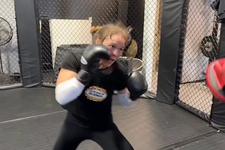 Ronda Rousey está se preparando para o duelo contra Gina Carano, que vai acontecer no dia 16 de maio e terá transmissão da Netflix (Foto: Reprodução)