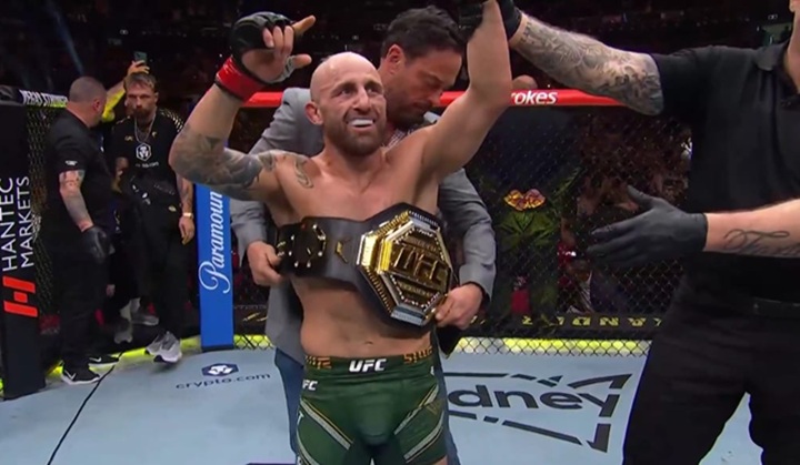 Alexander Volkanovski superou o brasileiro Diego Lopes na luta principal do UFC 325 e manteve o cinturão peso-pena (Foto: Reprodução/UFC)