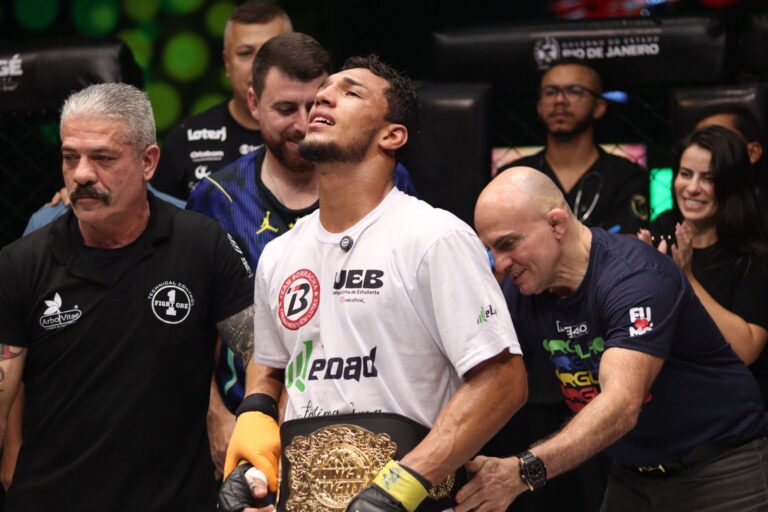 Alan Adler venceu Anderson Leal por nocaute técnico na luta principal do Jungle Fight 147 (Foto: Hugo Elevaty Esportes)
