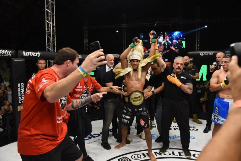 Com vitória por nocaute técnico, Emerson Apache foi o grande destaque do Jungle Fight 148 (Foto: Carlos Ventura)