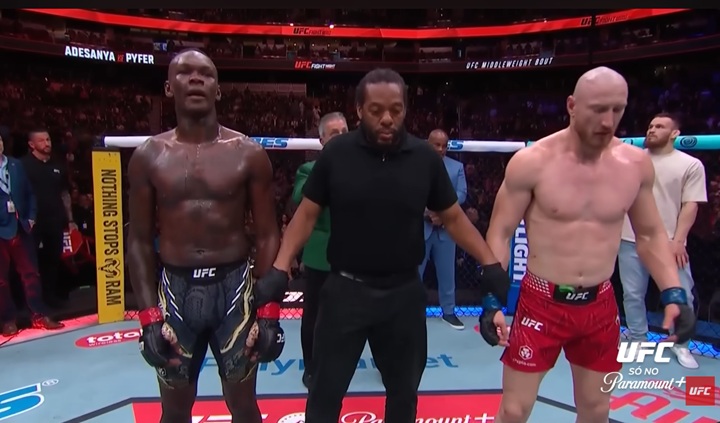 Israel Adesanya foi derrotado por Joe Pyfer na luta principal do UFC Seattle, no último sábado (28) (Foto: Reprodução/UFC)