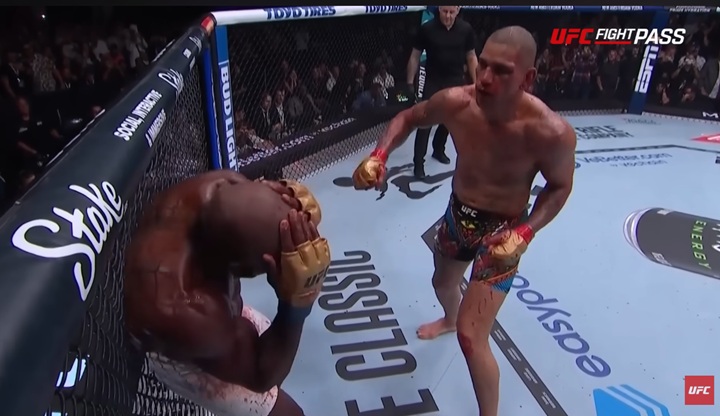 Após ser campeão nos médios e nos meio-pesados, Alex Poatan vai em busca do terceiro cinturão, algo inédito na história do UFC (Foto: Reprodução/UFC)