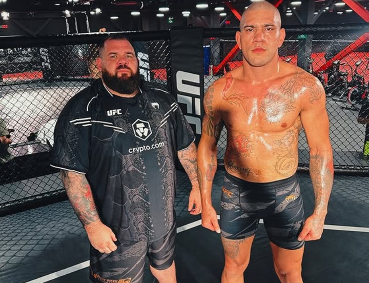 Treinador de Alex Poatan atualmente, Plínio Cruz fez carreira no MMA, com oito vitórias e nove derrotas (Foto: Reprodução/Instagram)