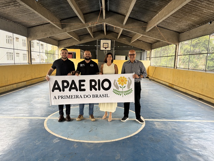 Fabrício Xavier e representantes da APAE Rio selaram parceria em prol das artes marciais inclusivas (Foto: Divulgação)