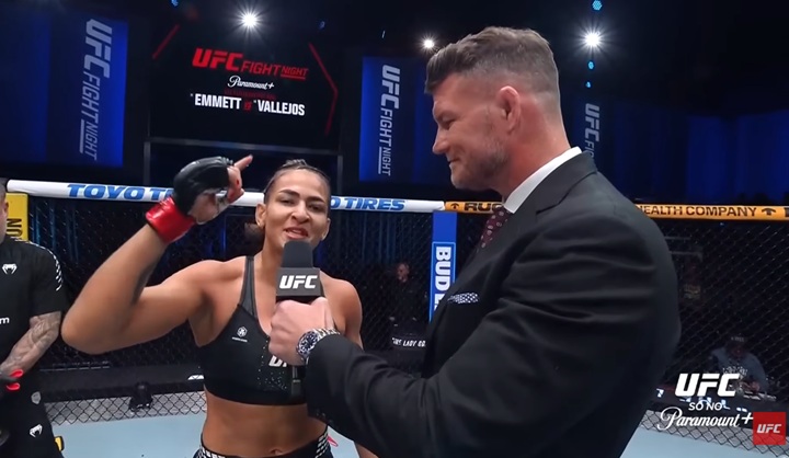 Bia Mesquita finalizou adversária no primeiro round e conquistou a sua segunda vitória em duas lutas no UFC (Foto: Reprodução/UFC)