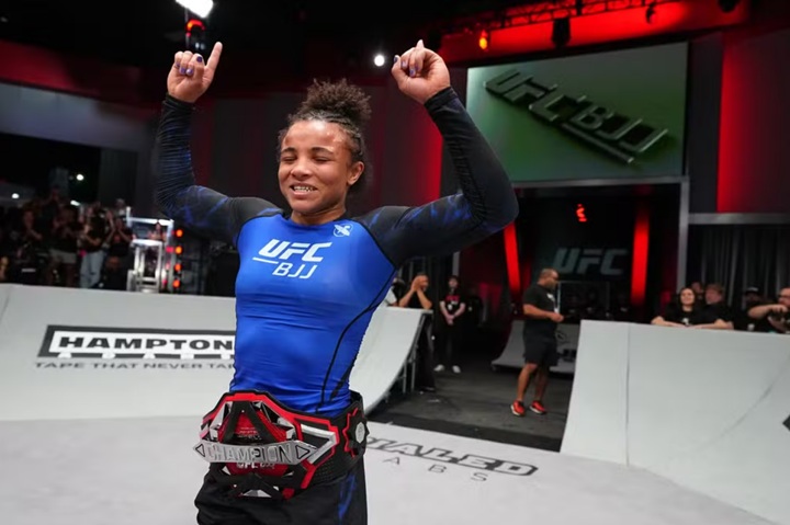 Cássia Moura, de apenas 20 anos, venceu Ffion Davies e se tornou a primeira campeã peso-galo do UFC BJJ (Foto: Chris Unger/Zuffa LLC)