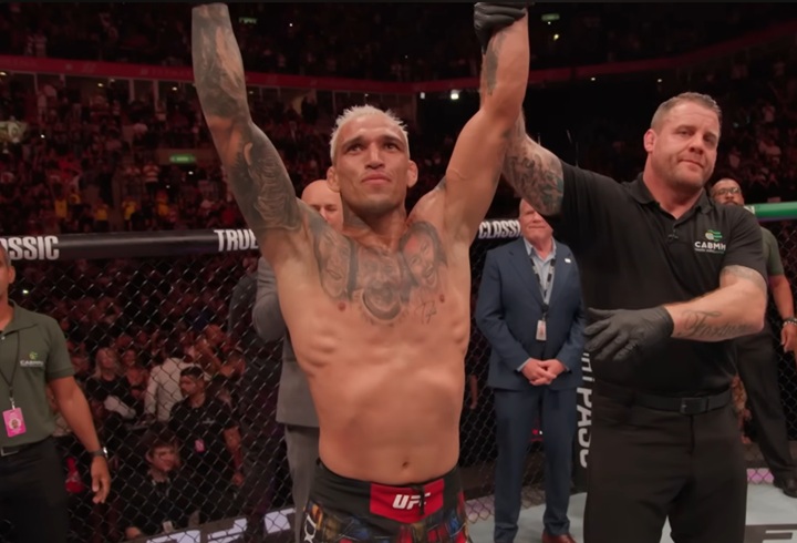Charles do Bronx minimiza rótulo de grappler e garante evolução na trocação para revanche contra Max Holloway pelo cinturão BMF (Foto: Reprodução/UFC)