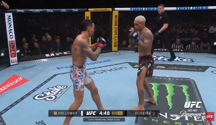 Charles do Bronx teve atuação dominante sobre Max Holloway em vitória na luta principal do UFC 326 (Foto: Reprodução/UFC)
