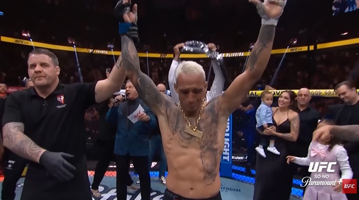 Após vitória contra Max Holloway, Charles do Bronx provocou Conor McGregor e Nate Diaz (Foto: Reprodução/UFC)