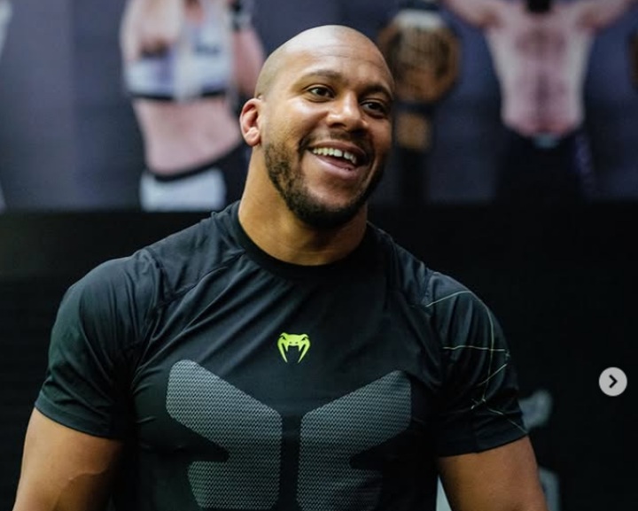 Ciryl Gane vai enfrentar Alex Poatan pelo cinturão interino dos pesados no co-main event do UFC Casa Branca, em junho (Foto: Reprodução/Instagram)