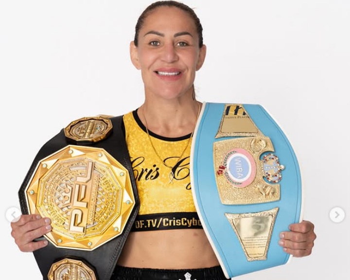 Aos 40 anos, Cris Cyborg fez história e se tornou a nova campeã super-médio da Associação Internacional de Boxe Feminino (Foto: Reprodução/Instagram)