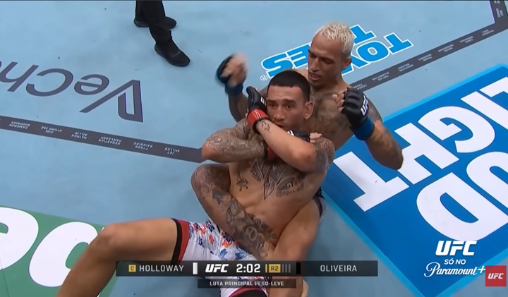 Max Holloway é graduado pelo professor brasileiro Pedro Sauer após resistir às tentativas de finalização de Charles do Bronx na luta principal do UFC 326 (Foto: Reprodução/UFC)