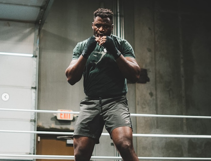 Dispensado pela PFL, Francis Ngannou estará em ação em evento promovido pela Netflix, agendado para maio (Foto: Reprodução/Instagram)