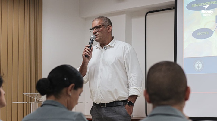 Além da palestra, Rafael Carino elogiou papel da Marinha do Brasil na prevenção da dependência química (Foto: Elevaty Esportes)