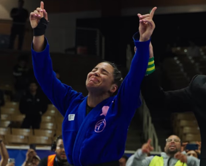 Sarah Galvão foi o grande destaque do Pan de Jiu-Jitsu da IBJJF ao ser campeã no absoluto e também no peso-leve (Foto: Reprodução/IBJJF)
