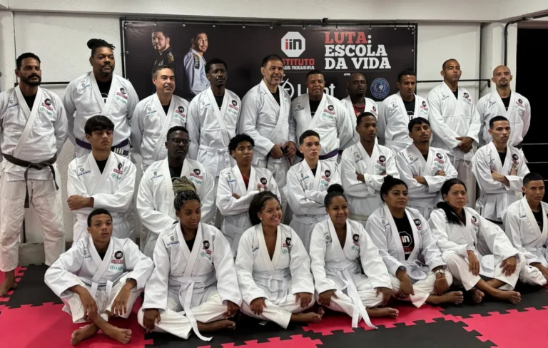 Minotouro em visita ao Instituto Irmãos Nogueira no Jacarezinho, na Zona Norte do Rio (Foto: Divulgação)