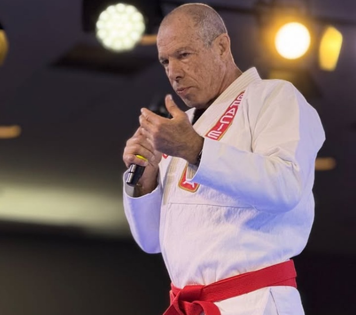 Carlos Gracie Jr. foi graduado à faixa-vermelha durante a realização do Gracie Barra World Summit 2026 (Foto: Reprodução/Instagram)