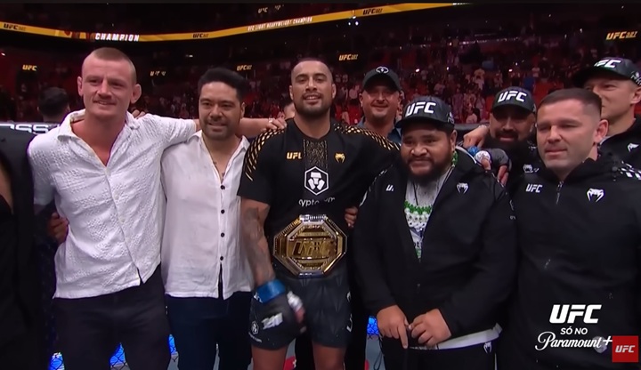 Carlos Ulberg admite que seu cinturão sumiu durante comemoração em boate após conquistar o título meio-pesado do UFC (Foto: Reprodução/UFC)