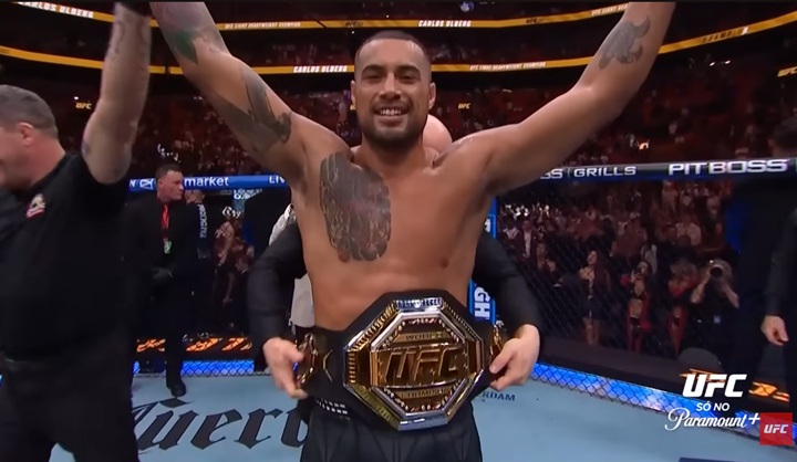 Novo campeão dos meio-pesados, Carlos Ulberg detalha problema no joelho e pode adiar primeira defesa de cinturão (Foto: Reprodução/UFC)