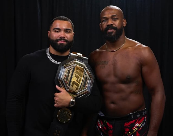 Gable Steveson (à esq) tem Jon Jones como seu mentor e chega ao UFC estando invicto no MMA, com três vitórias (Foto: Reprodução)