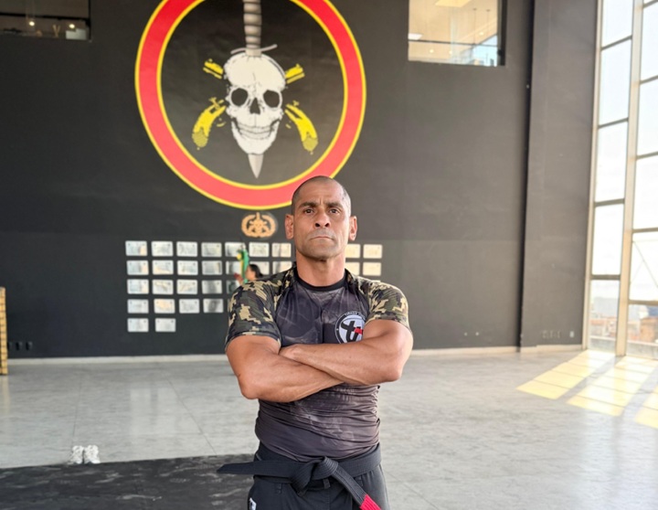 Policial da tropa de elite do Rio de Janeiro e faixa-preta com mais de 25 anos de carreira, ele desenvolve instrução técnica funcional baseada em controle, contenção e resposta sob pressão (Foto: Arquivo Pessoal)