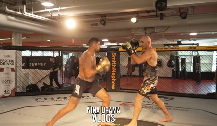 Strickland se surpreende com postura agressiva de Poatan e relembra nocaute sofrido em duelo contra o brasileiro (Foto: Reprodução/YouTube)