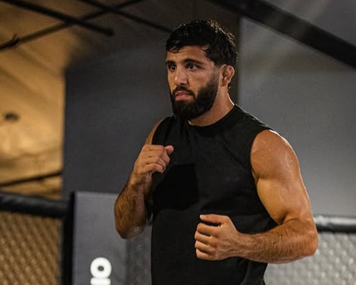 Arman Tsarukyan questiona postura de Ilia Topuria e pressiona por duelo antes de possível subida de categoria (Foto: Reprodução)