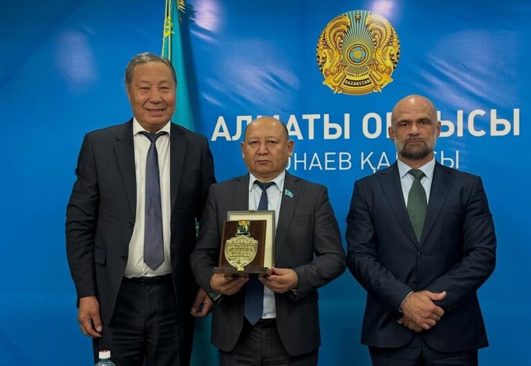 À esquerda, presidente da câmara dos deputados regionais, Maslikhat, ao centro o prefeito Askhat Berdikhanov, e Juliano Ninja à direita (Foto: Reprodução)