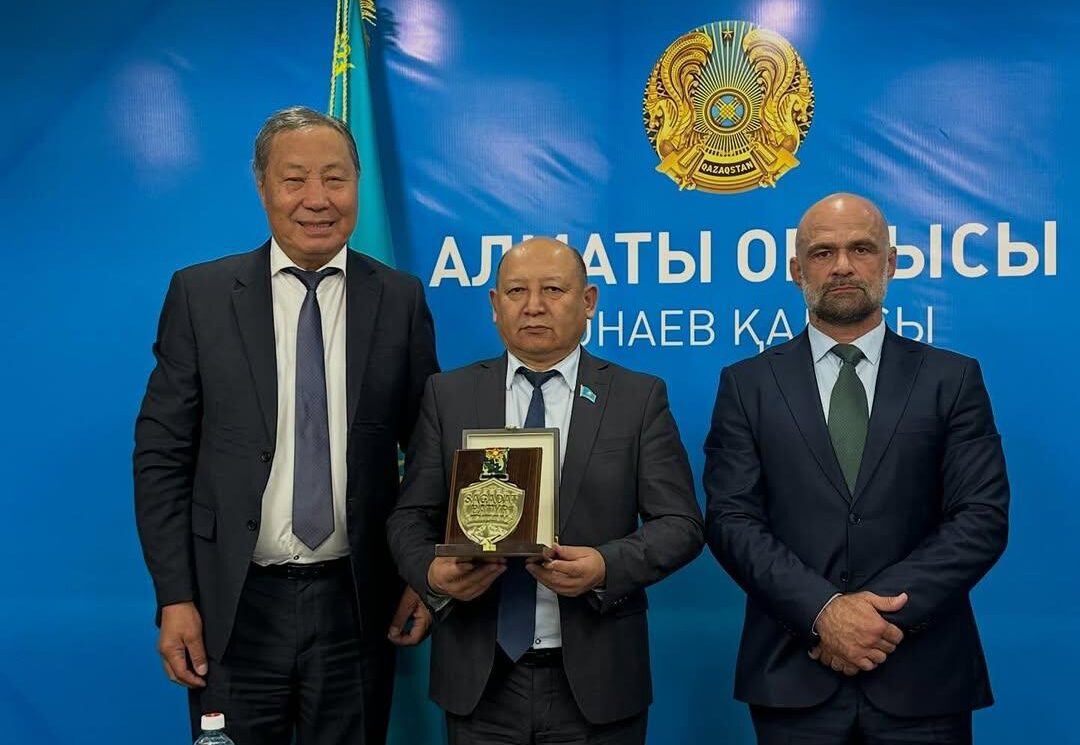 À esquerda, presidente da câmara dos deputados regionais, Maslikhat, ao centro o prefeito Askhat Berdikhanov, e Juliano Ninja à direita (Foto: Reprodução)