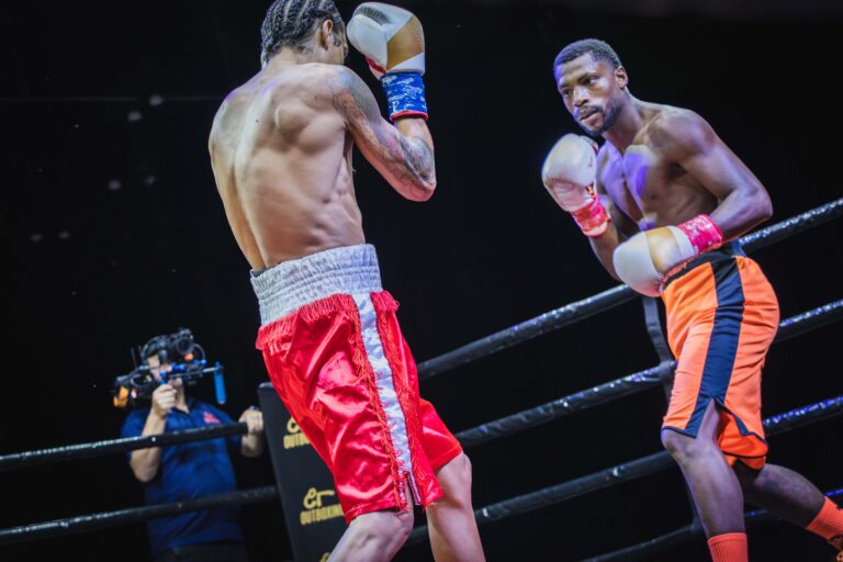 Rafael Bombonatti (à direita) vem crescendo junto do Outboxing Fight Night (Foto: @pritessafotografia & @welcomemaguila)