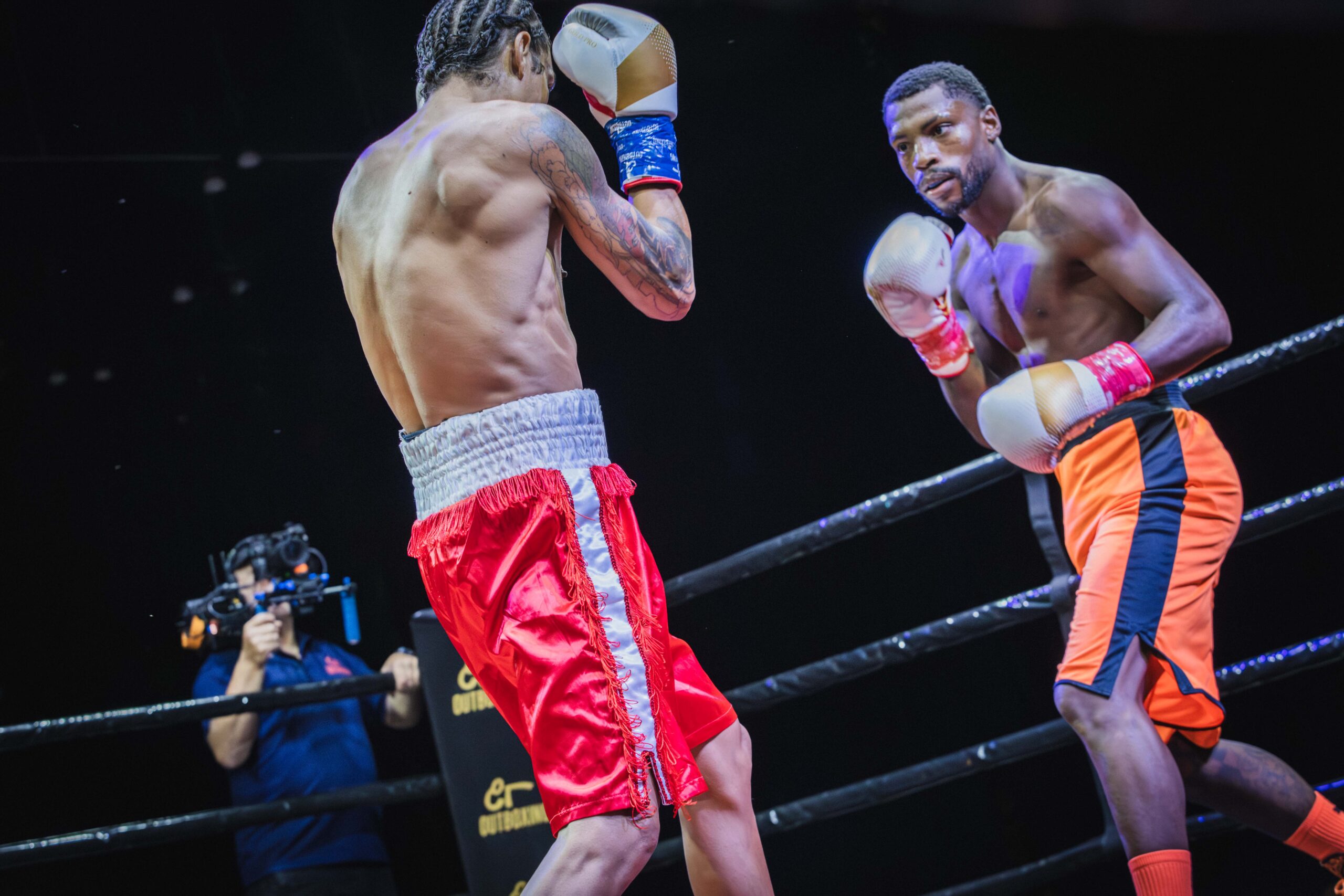 Rafael Bombonatti (à direita) vem crescendo junto do Outboxing Fight Night (Foto: @pritessafotografia & @welcomemaguila)