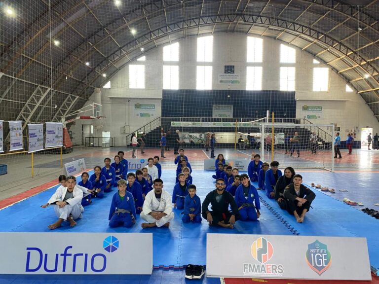 Atualmente cerca de 100 jovens participam do projeto social voltado para o Jiu-Jitsu (Foto: Divulgação)