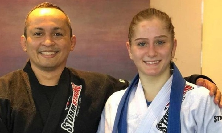 Amit Elor, noiva de Mica Galvão e campeã olímpica, fez forte relato sobre os anos de convivência com Melqui Galvão, que está preso sob investigação de crimes sexuais (Foto: Reprodução)