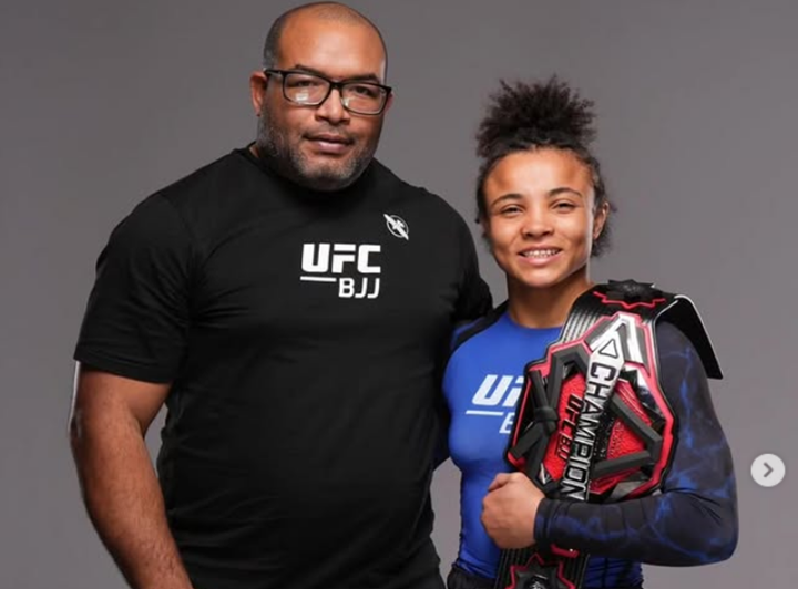 Treinador e empresário de Cássia Moura, Bruno Bastos analisa vitória da jovem atleta no UFC BJJ 8 e projeta objetivo da faixa-preta também ser campeã no peso-mosca (Foto: Reprodução/Instagram)
